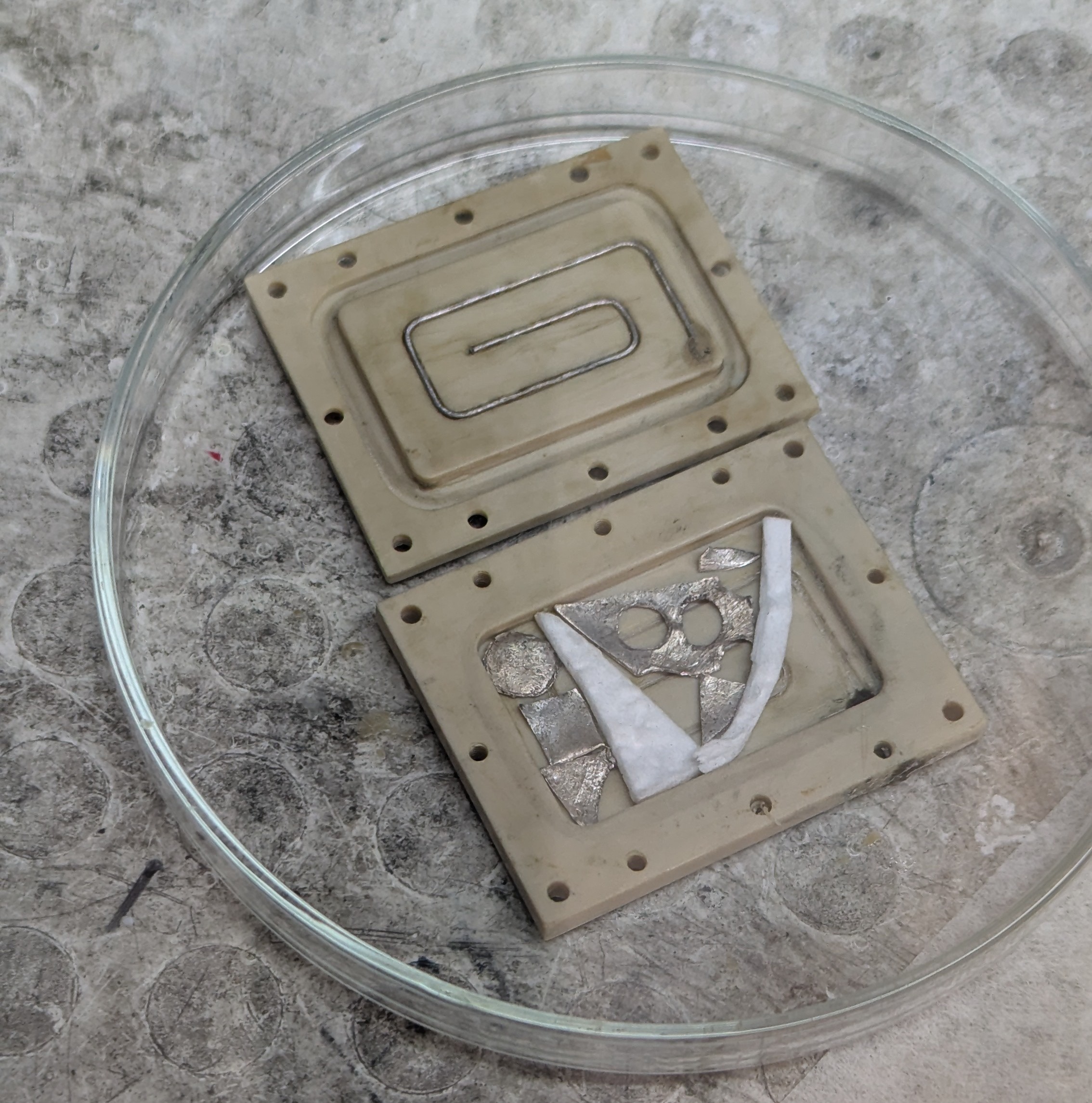 Experimental lithium MRI phantom and resonator assembly